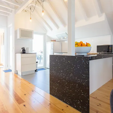 Not Dispo T3 120m2 Over The Roof With Terrasse Cascais